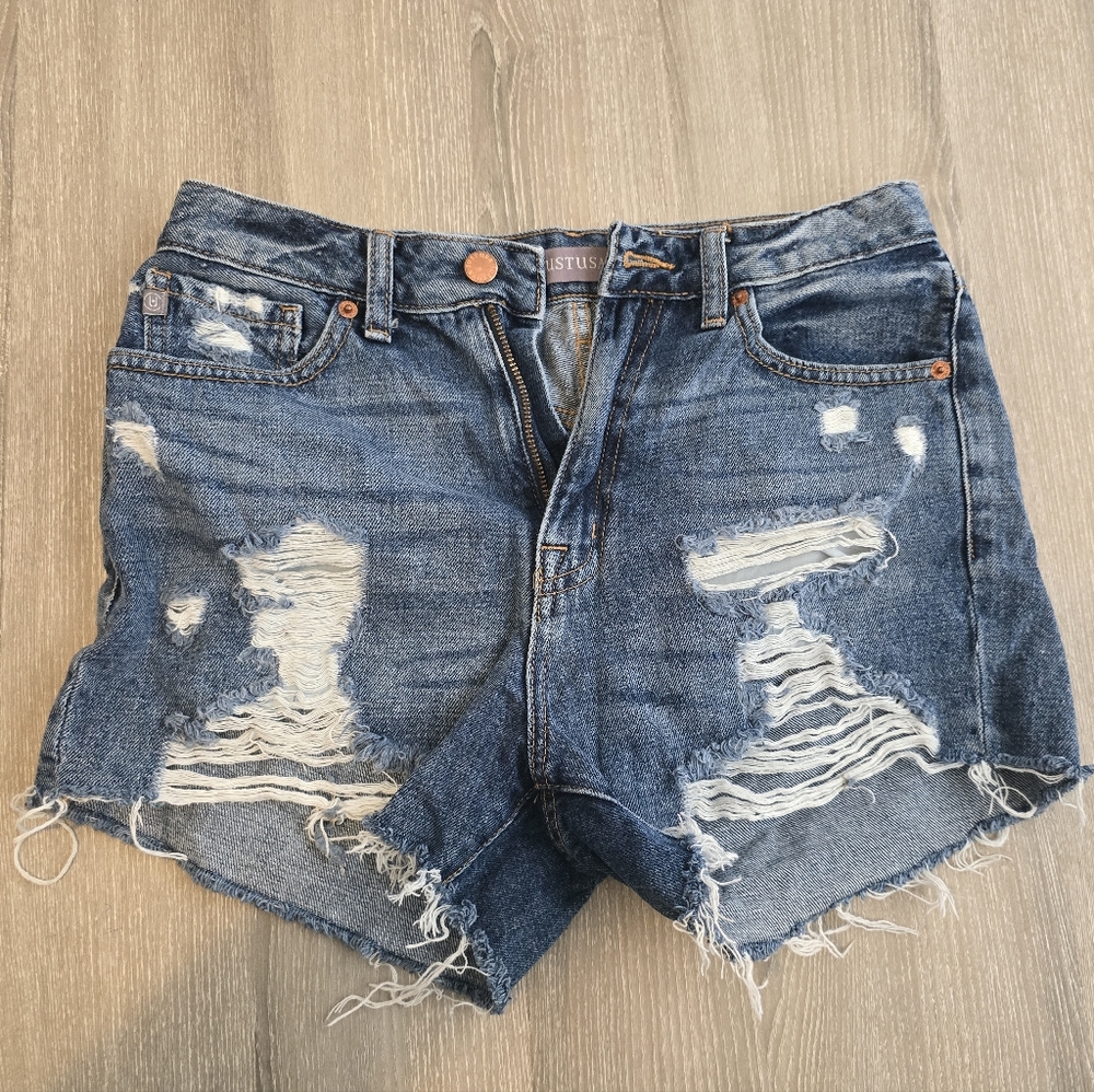 Distressed short jeans